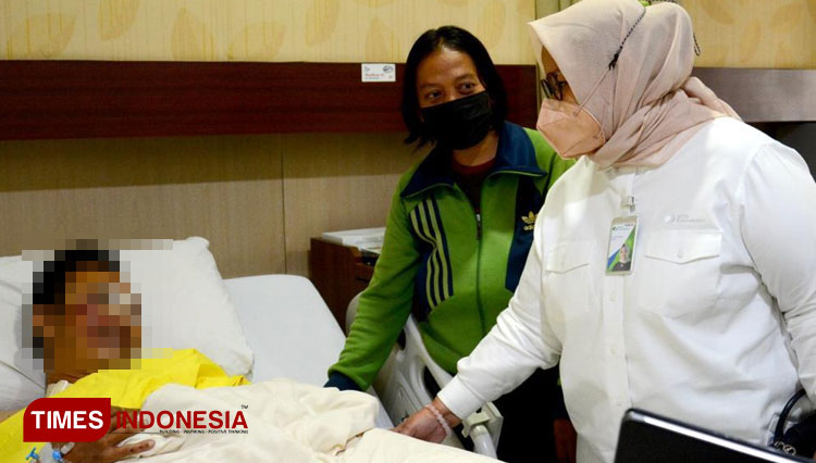 Direktur Pelayanan BPJS Ketenagakerjaan, Roswita Nilakurnia, saat menjenguk peserta JKK, Kunto Widyasmoro di Rumah Sakit Permata Cibubur. (Foto : Dokumentasi TIMES Indonesia)