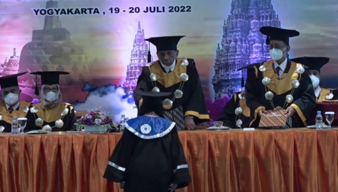 Ketua STIPRAM Yogyakarta Dr Suhendroyono ketika mewisuda salah satu wisudawan di kampus utama Banguntapan Bantul. (FOTO: STIPRAM for TIMES Indonesia)