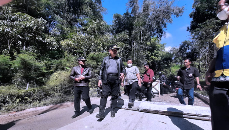 Bupati Malang Sanusi ketika meninjau perbaikan jalan di Ngantang. (FOTO: Prokopim Kabupaten Malang).