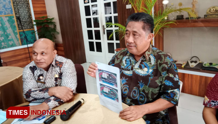 Ketua panitia PRK, Tavip Poernomo (kanan) bersama Ferry Nando Rad Bonay (kiri) saat acara konfrensi pers terkait kegiatan PRK, di ruang Paringgitan Kendal, Kamis 21/7/2022. (FOTO: Zamroni/TIMES Indonesia)