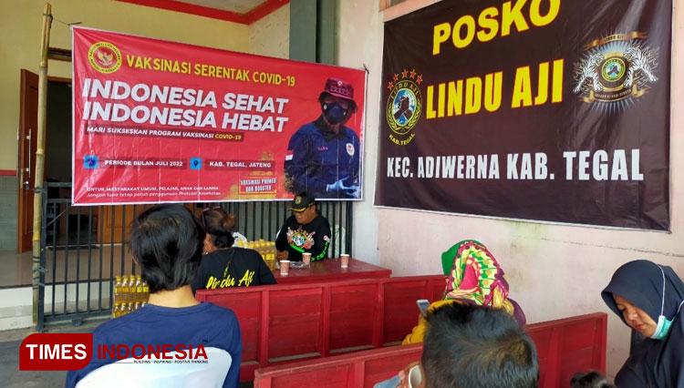 Nursidik Ketua PK Ormas Lindu Aji Kecamatan Adiwerna di lokasi Vaksinasi kolaborasi BIN RI Jalan Raya Singkil - Kaliwadas Tegal. (Foto: Cahyo Nugroho/TIMES Indonesia)
