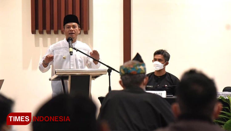 Bupati Bandung Dadang Supriatna saat membuka Sosialisasi Perijinan Persetujuan Bangunan GEdung di Hotel Sunshine Soreang.(Foto: Iwa/TIMES Indonesia)