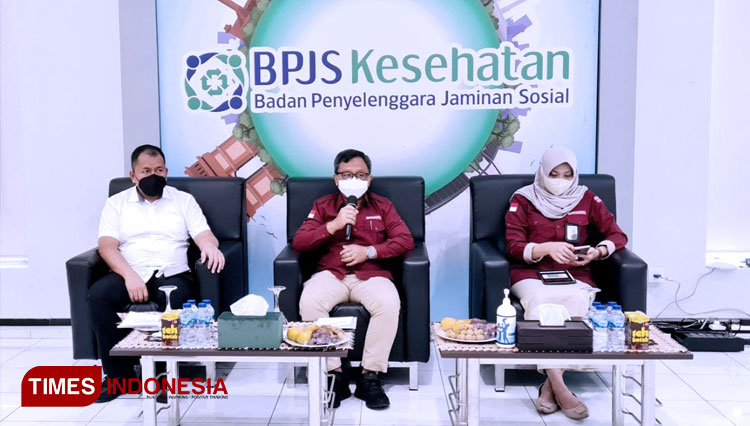 Deputi Direksi Wilayah Jawa Timur, I Made Puja Yasa (tengah) saat menjelaskan tentang pihaknya yang akan menggandeng Polda Jatim untuk menegakkan kepatuhan pembayaran iuran JKN. (FOTO: Humas BPJS Kesehatan for TIMES Indonesia)