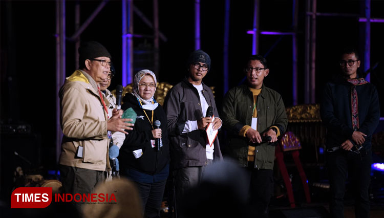 Sigit Pramono, Butet Kartaredjasa, dan Rizki Handayani sedang memberikan sambutan dalam Jazz Gunung Bromo. (Foto: Ryan H/TIMES Indonesia)