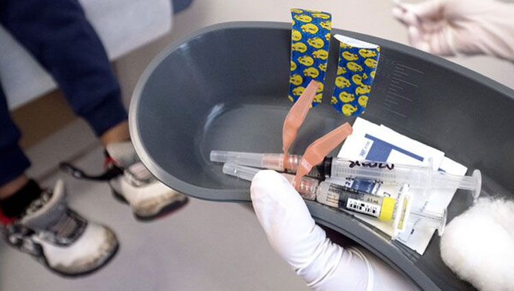 Perawat bersiap memberikan vaksin campak, gondok, dan rubella (MMR) serta vaksin yang digunakan untuk membantu mencegah penyakit difteri, pertusis, tetanus, dan polio di Children's Primary Care Clinic di Minneapolis, MN. (FOTO: US News Today).