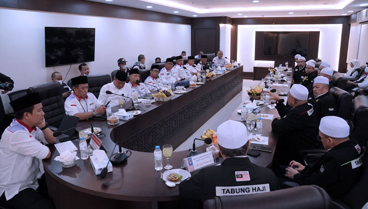 Pertemuan PPIH Indonesia dan tim haji Malaysia. (FOTO: Dok. Kemenag)