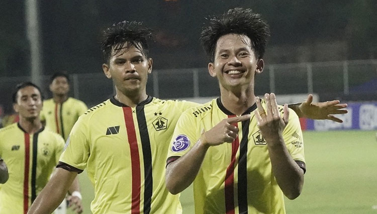 Risna Prahalabenta saat merayakan gol bersama Persik Kediri (foto : Media Offcier Persik Kediri)