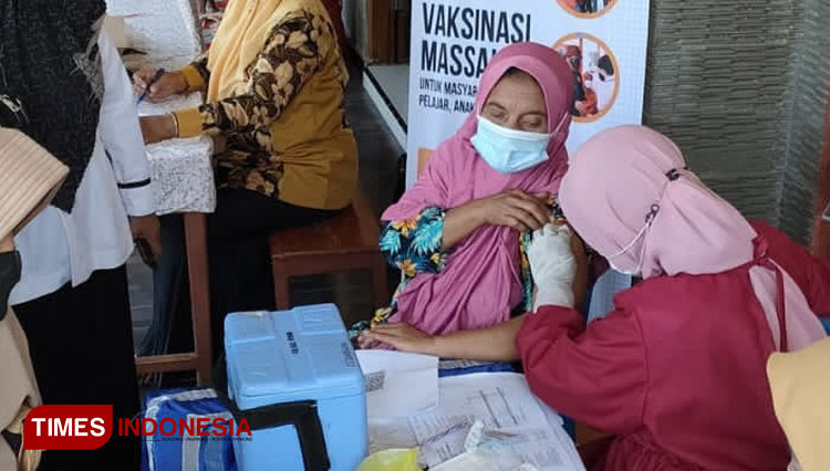 Masyarakat Antusias Ikut Vaksinasi yang Digelar BINDA Jatim dan Dinkes Kabupaten Blitar