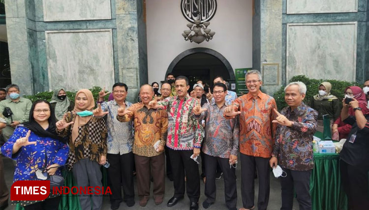 Para pimpinan UNJ bersama pimpinan daerah dan tokoh masyarakat setempat. (FOTO: AJP TIMES Indonesia)