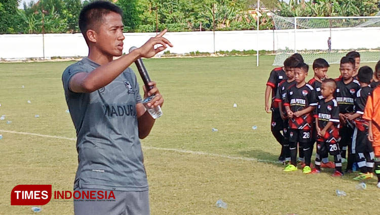Bayu Gatra saat memberikan suntikan semangat pada siswa diperingatan hari Anak nasional bertempat di Lapangan Madura United Training Ground Jalan Stadion Pamekasan. (Foto: Akhmad Syafi'i/TIMES Indonesia)