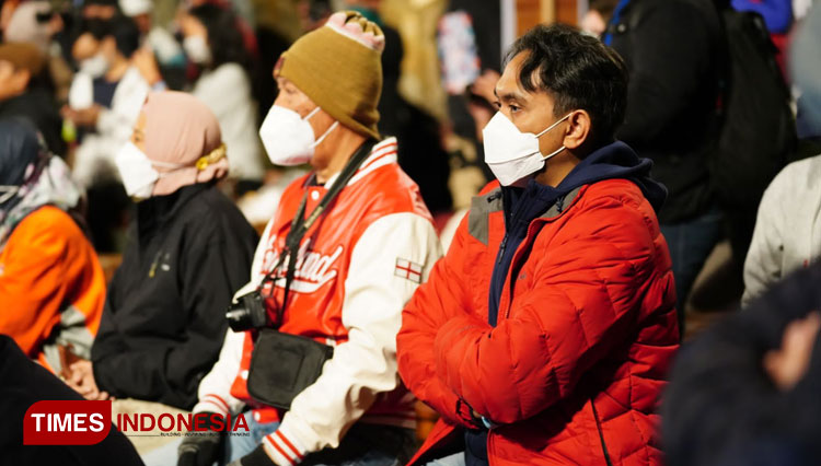 Dinginnya suhu udara di amfiteater Jiwa Jawa Resort membuat penonton Jazz Gunung Bromo memakai jaket tebal. (FOTO: Ryan H/ TIMES Indonesia)