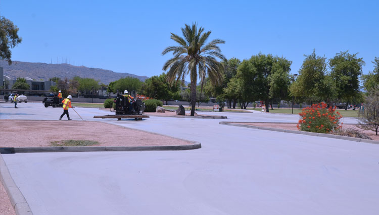 Petugas melapisi jalanan dengan aspal 'cool pavement' di Phoenix, Arizona, AS. (Photo: City of Phoenix)