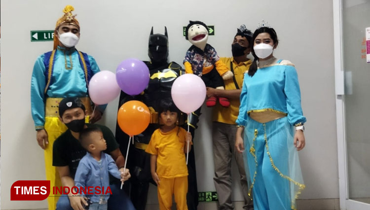 Super Hero dan pendongeng berfoto bersama dan anak-anak yang sedang menjalani pengobatan di RSIA Cahay Bunda. (Foto: Muslimin/TIMES Indonesia)