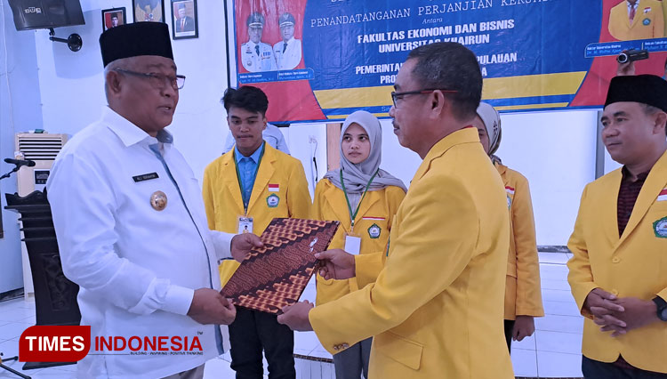 Wali Kota Tidore Kepulauan Ali Ibrahim saat menerima para mahasiswa Unkhair secara simbolis (Foto: Harianto/TIMES Indonesia)
