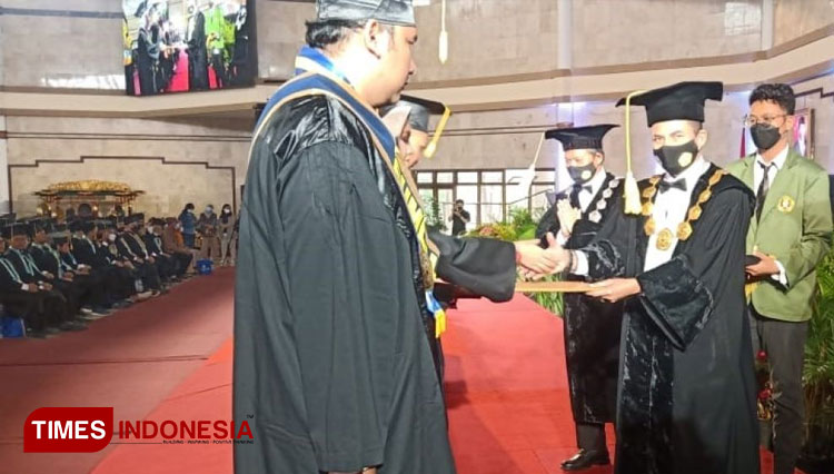 Para mahasiswa UPN Veteran Yogyakarta ketika mengikuti prosesi Wisuda Periode IV. (FOTO: Soni Haryono/TIMES Indonesia)