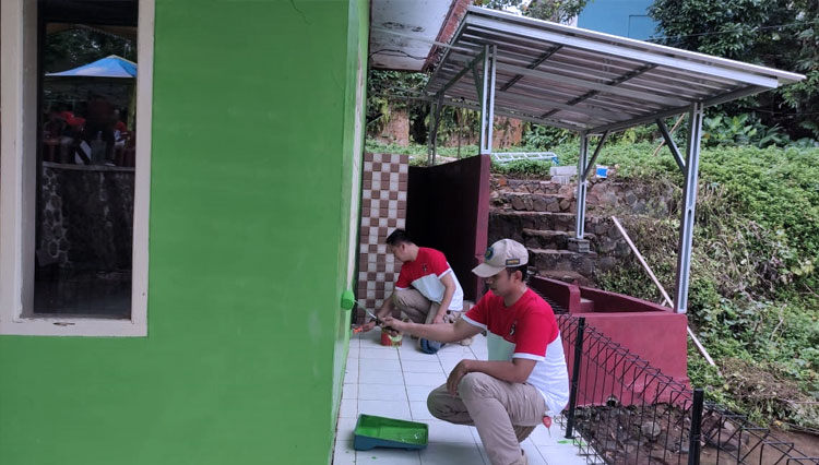 mengecat-Masjid-oleh-petugas-Lapas.jpg