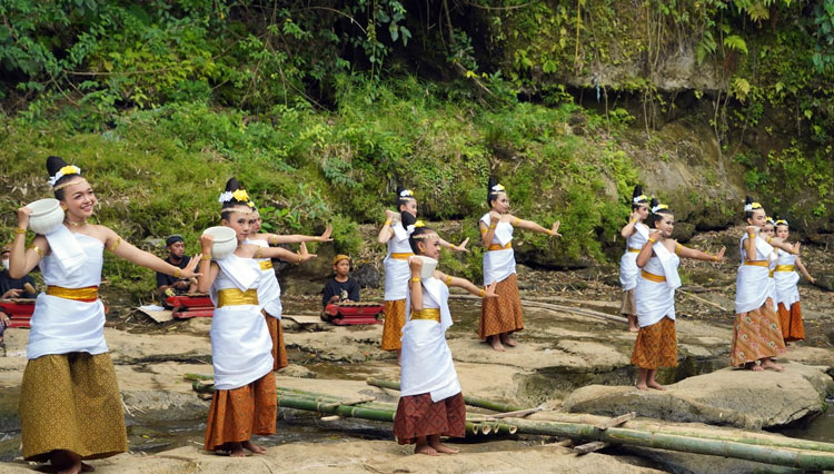 Festival-Kali-Brantas-Larung-Sesaji-Labuh-Kali.jpg