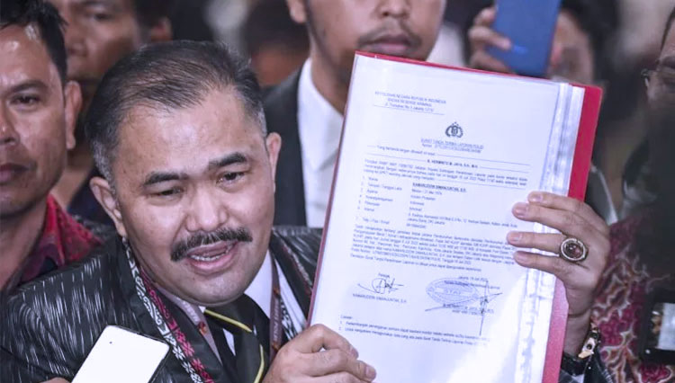 Pengacara Keluarga Brigadir J, Kamaruddin Simanjuntak saat memberikan keterangan pers (foto: Dokumen/antara)