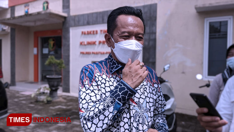 Ketua DPRD Pacitan, Ronny Wahyono menyayangkan insiden parkir di kawasan Pantai Klayar, Sabtu (23/7/2022) lalu. (FOTO: Yusuf Arifai/TIMES Indonesia)