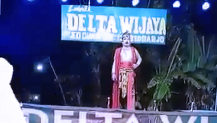 Video detik-detik Cak Mukadi seniman Ludruk asal Ploso, Jombang saat wafat di atas panggung. (FOTO: Tangkap layar)