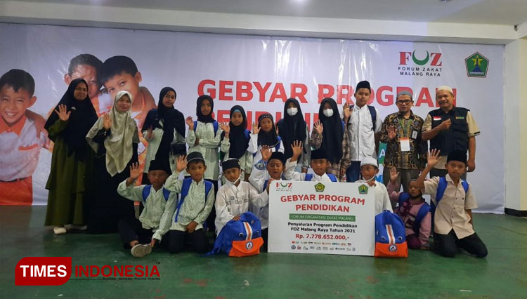 Ketua BMH berpoto bersama anak asuh saat acara gebyar pendiidikan untuk anak asuh. (FOTO: AJP TIMES Indonesia)