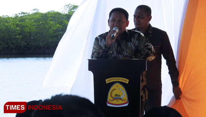 Bupati Pulau Taliabu Aliong Mus saat berkunjung ke Kecamatan Taliabu Barat Laut. (Husen Hamid/TIMES Indonesia)
