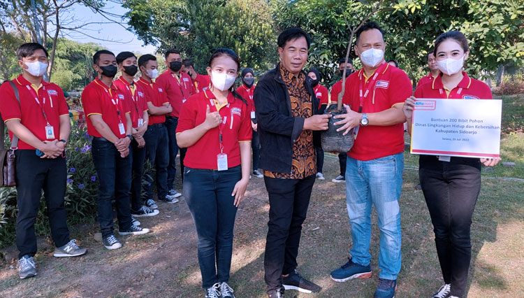 Bahrul-Amig-bersama-perwakilan-alfamart-2.jpg