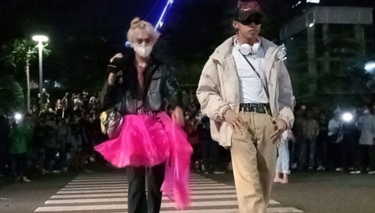 Kegiatan Catwalk Citayam Fashion Week. (FOTO: KOMPAS.com/ANNISA RAMADANI SIREGAR)