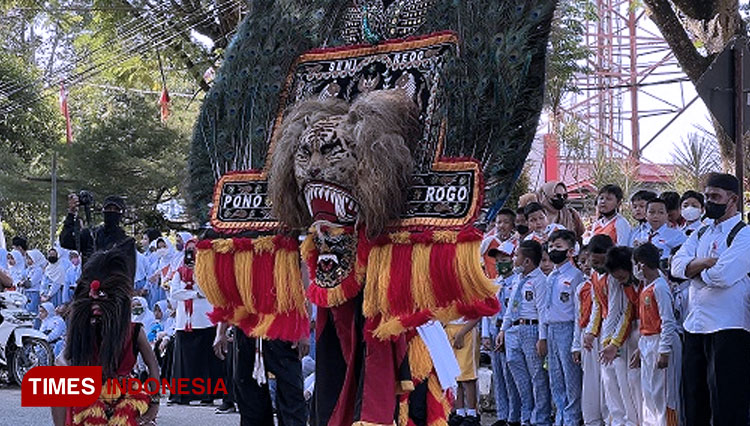 Persembahan-kesenian-reog-dari-Ponorogo.jpg