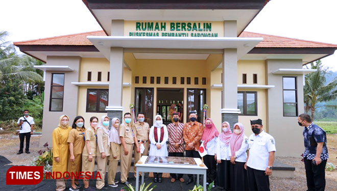 Peresmian Rumah Bersalin Puskesmas Pembantu Sarongan. (Foto: Laila Yasmin/TIMES Indonesia)