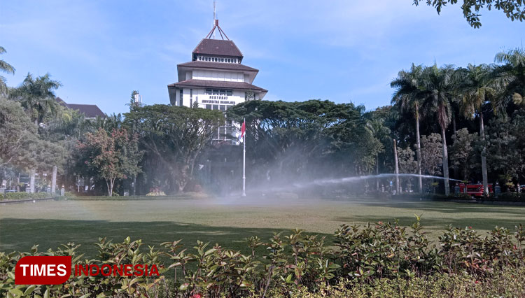 Halaman depan Gedung Rektorat Universitas Brawijaya (UB). (FOTO: Naufal Ardiansyah/TIMES Indonesia)