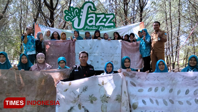 Peserta pelatihan dan nara sumber memamerkan hasil pelatihannya batik ekoprint. (Foto: Agus Purwoko/TIMES Indonesia)