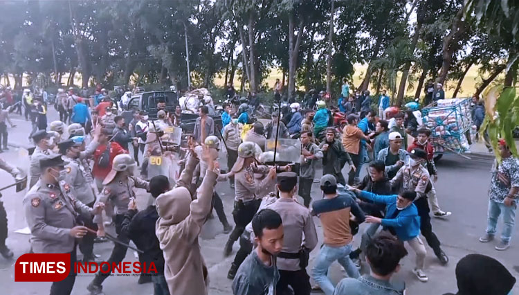 terjadi-kericuhan-dengan-petugas-Polres-Probolinggo-2.jpg