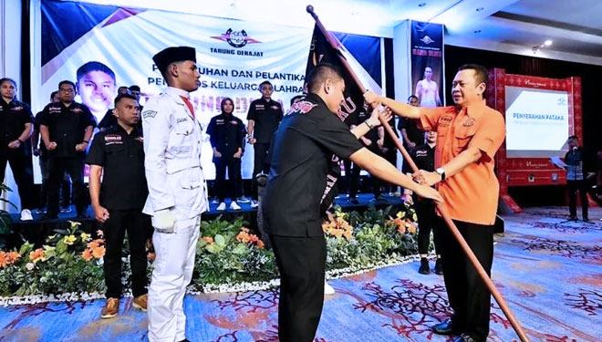 Ketua Umum PB Keluarga Olahraga Tarung Derajat (KODRAT) Bambang Soesatyo melantik pengurus KODRAT Maluku periode 2022-2026, di Ambon, Selasa (26/7). (foto: ANTARA/Jimmy Ayal)