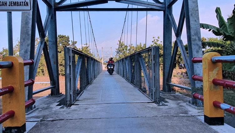 Ilustrasi Jembatan Gantung Mbah Buto sebagai akses konektivitas antar desa di Kecamatan Mojowarno, Kabupaten Jombang, Jawa Timur. (FOTO: Biro Komunikasi Publik Kementerian PUPR RI)