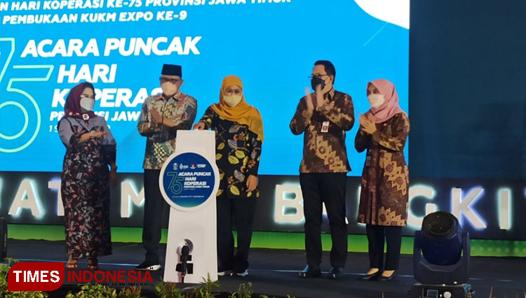 Gubernur Jatim Khofifah saat peringatan puncak Hari Koperasi ke-75 dan Pembukaan 9th K-UKM Expo di Ballroom Grand City Surabaya, Rabu (27/7/2022).(Foto: Lely Yuana/TIMES Indonesia)