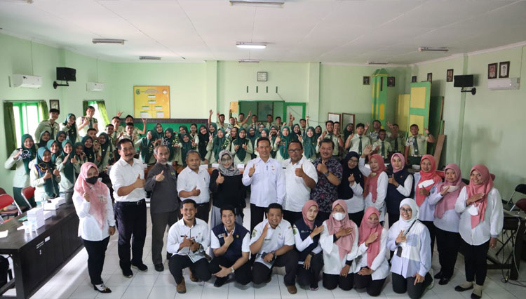 Foto bersama usai pemaparan hasil magang pengembangan Integrated Farming oleh mahasiswa Polbangtan Malang, Rabu (27/7/2022) di Kabupaten Trenggalek. (Foto: Polbangtan Malang) 