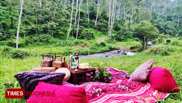 Suasana picnic by the river di Perkebunan Kawisari menikmati lukisan alam yang Indah. (FOTO: AJP TIMES Indonesia)