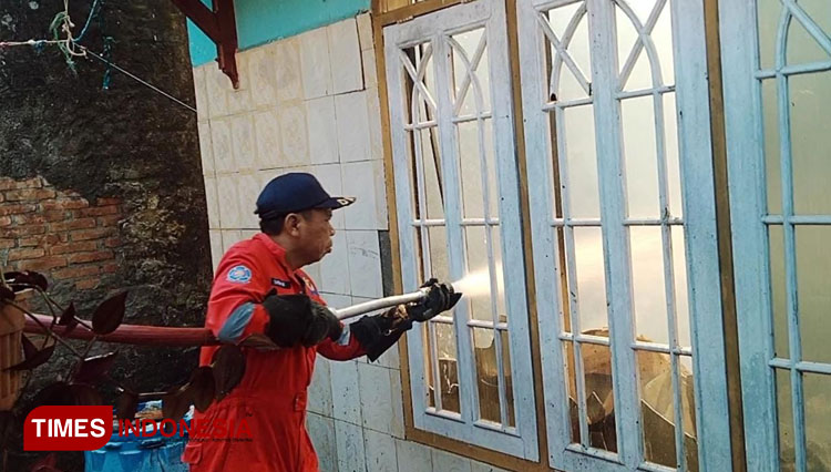 Petugas pemadam kebakaran sedang memadamkan api sebuah rumah di Kelurahan Paoman Indramayu. (Foto: Selamet Hidayat/TIMES Indonesia)