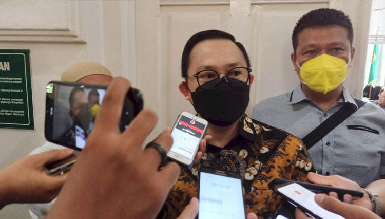 Pengacara Istri Irjen Ferdi Sambo, Arman Hanis saat memberikan keterangan pers di Jakarta (foto: Dokumen/antara)