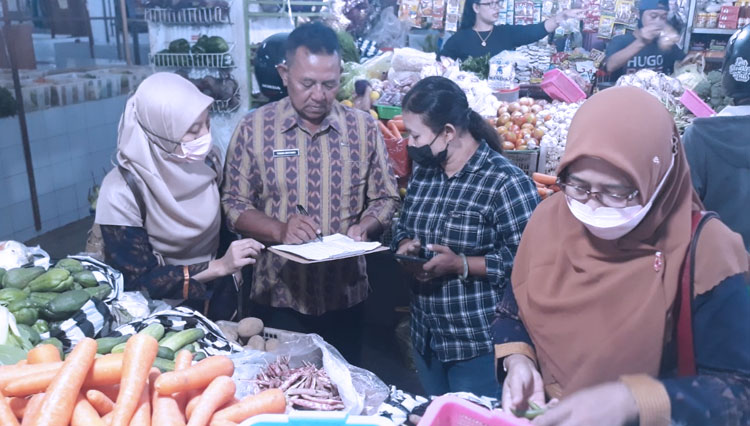 Inspeksi harga di salah satu pasar di Kota Kediri. (Foto: Diskominfo Kota Kediri)