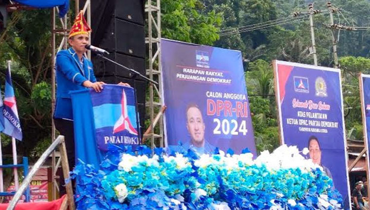 Ketua DPD Demokrat Sulteng Anwar Hafid saat menyampaikan pidato usai melantik Pengurus DPAC Demokrat se-Kabupaten Morowali - (FOTO: dok AH)