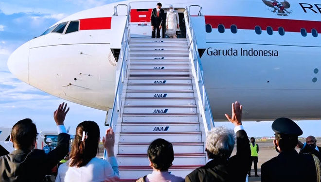  Presiden Jokowi saat hendak memasuki pesawat untuk lepas landas menuju Seoul Korea Selatan. (FOTO: BPMI Setpres)