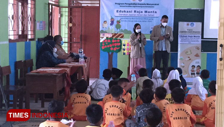 Suasana kegiatan Edukasi Raja Manta kepada para siswa untuk lebih memperhatikan pemilihan jajanan untuk dikonsumsi di sekolah. (FOTO: Fajar Rianto/TIMES Indonesia)