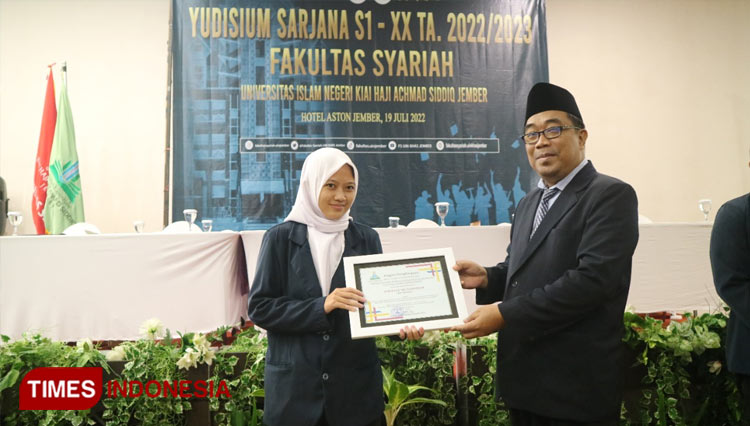 Angkat Industri Halal, Mahasiswa Syariah UIN KHAS Jember Raih Juara Kompetisi Skripsi Terbaik