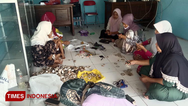 Ibu-ibu Kampung Nelayan Gresik Dilatih Membuat Kerajinan Limbah Kerang