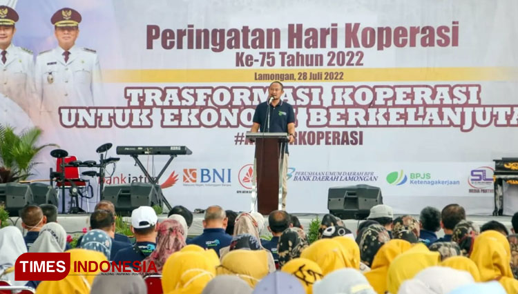 Bupati Lamongan Yuhronur Efendi saat puncak peringatan Hari Koperasi (Harkop) ke-75 dengan tema Transformasi Koperasi Untuk Ekonomi Berkelanjutan di Lamongan Sport Center (LSC), Kamis (28/7/2022), Foto : Prokopim Lamongan for TIMES Indonesia)