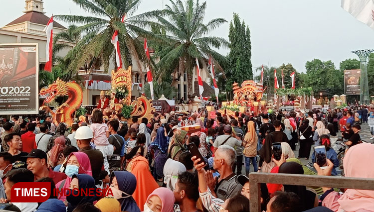 Jelang Malam 1 Suro, Ribuan Masyarakat Ponorogo Saksikan Kirab Dan ...