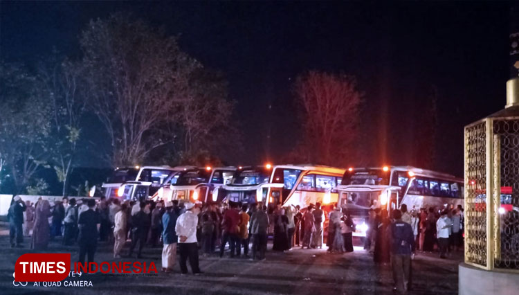 Jemaah haji Kabupaten Probolinggo tiba di obyek wisata religi Miniatur Kakbah, Jumat petang (FOTO: Sutarno for TIMES Indonesia)