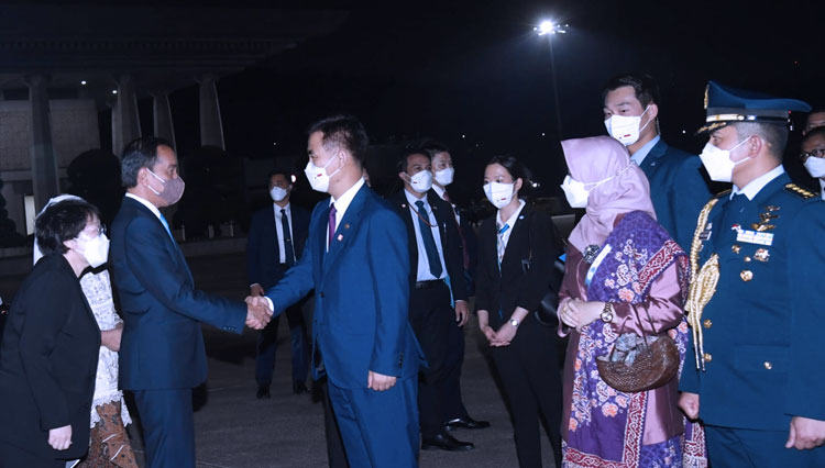 Presiden Jokowi menyalami para pejabat yang melepas keberangkatannya untuk kembali menuju Tanah Air. (FOTO: BPMI Setpres) 